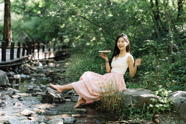 佳能EOS R100拍摄，1/125s、F1.8、ISO100、-0.3EV