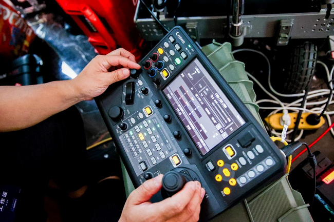 导播使用佳能RC-IP1000实时调整摄影机参数