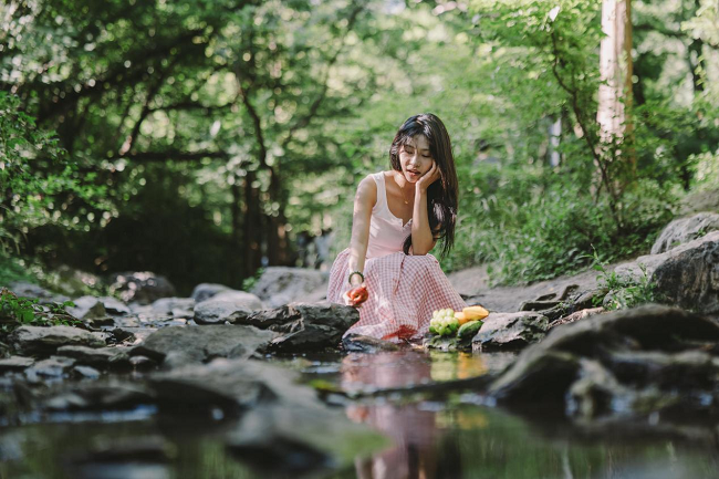 佳能EOS R100拍摄，1/200s、F1.8、ISO100、-0.3EV