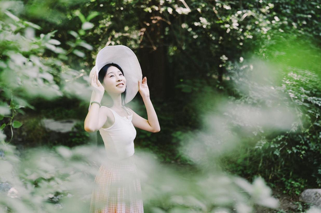 佳能EOS R100拍摄，1/160s、F1.8、ISO100、-0.3EV