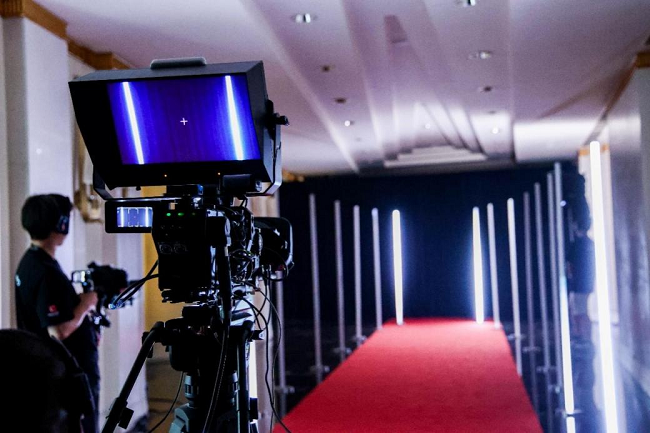 红毯走秀区使用：佳能EOS C400搭配电影伺服镜头CN7×17 KAS T