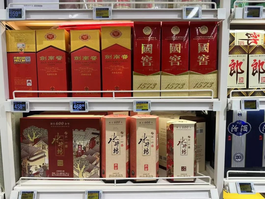 ▲ 超市货架上的泸州老窖等品牌酒。