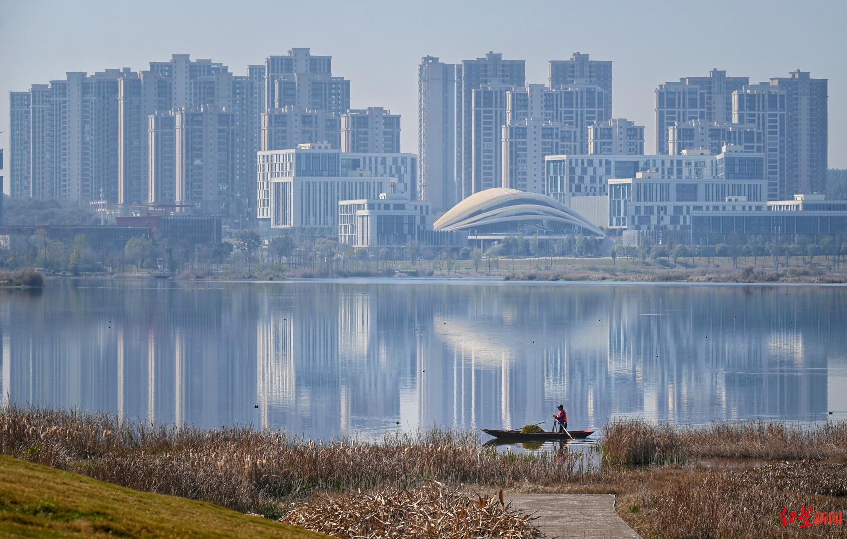 ▲沿成都兴隆湖一带，很多科创企业、核能、航空航天、电子信息等领域和研究院落户在此