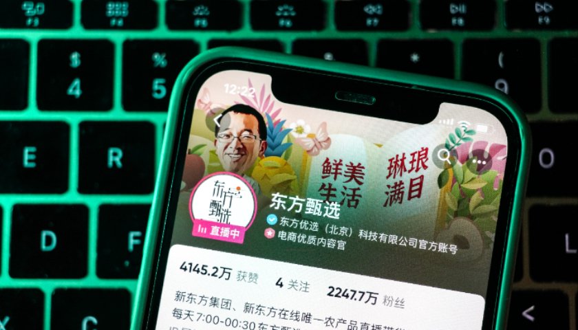 面对舆论压力,海报经历两次修改、删除,但争议仍未平息,最终活动取消。