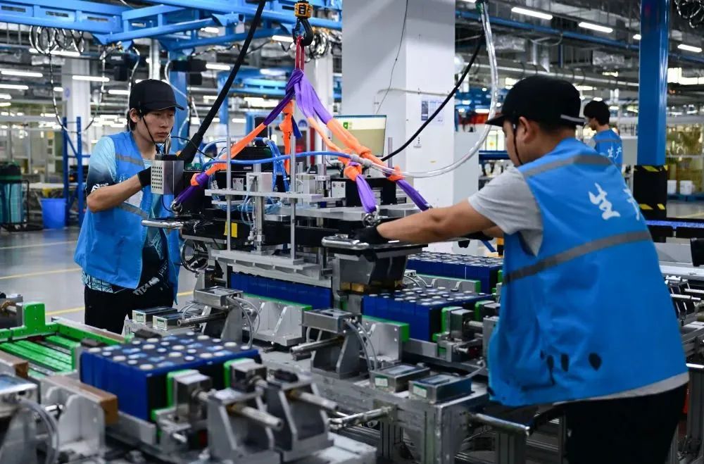 这是华霆（合肥）动力技术有限公司的电池包生产线。新华社记者 周牧 摄