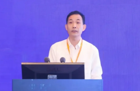 他被指控!一名涉嫌运营商的前副总经理的最新