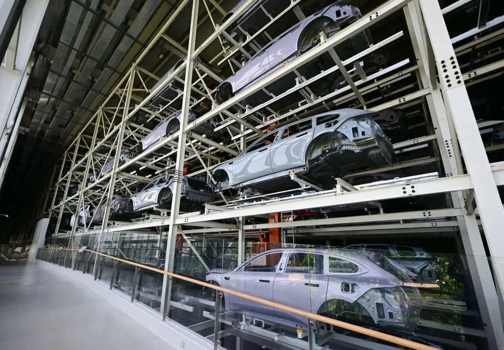 这是蔚来先进制造新桥二工厂内的“魔方”车辆存取平台。新华社记者 周牧 摄