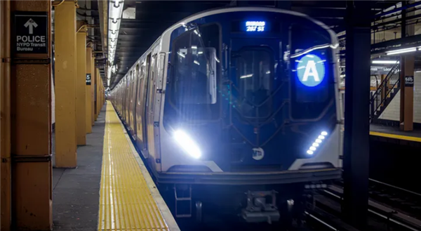 美国的一名送货员因损坏的平台而打破了他的地