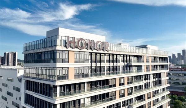 仅在行业!荣誉L4手机智能工厂首次推出:折叠屏