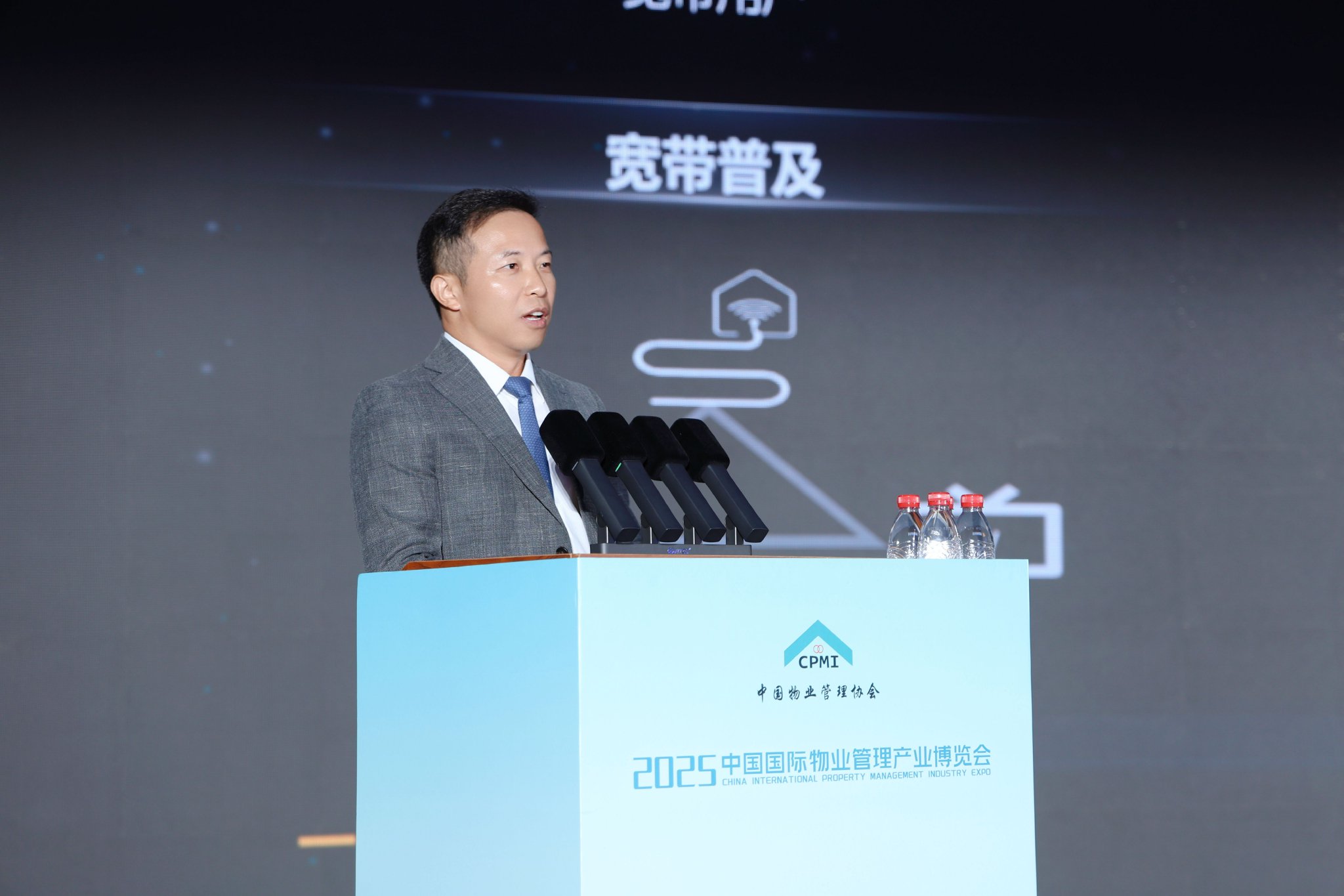 华为光产品线全光企业和家庭网络业务总经理冯景春