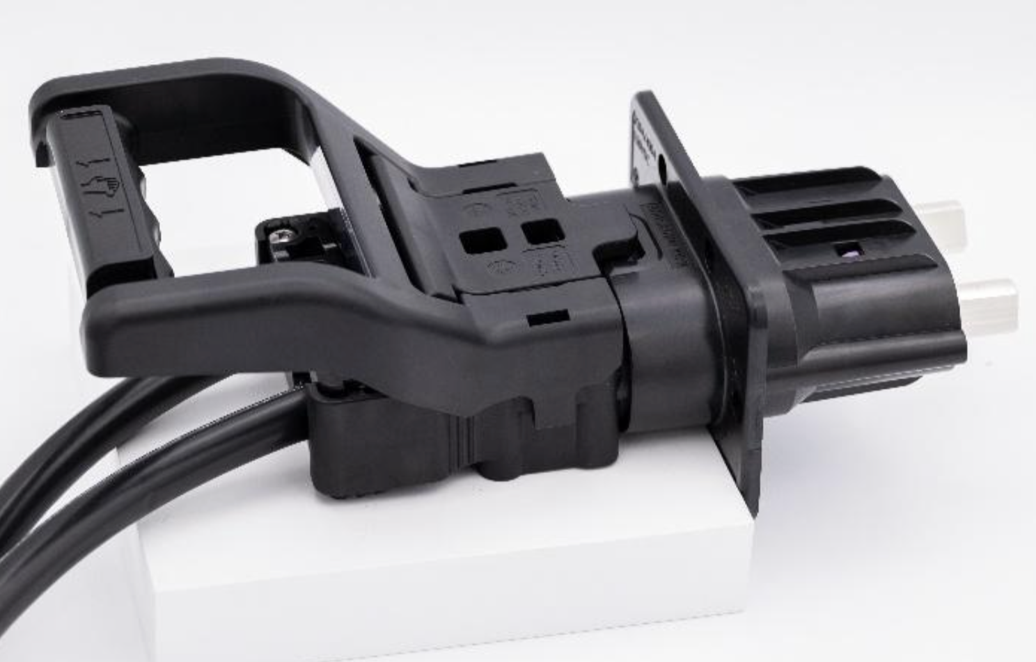 图 2.用于工业用途的高级电池连接器可能包括 IP68 密封套件、触点温度感应启用和多达 10 个信号等功能。