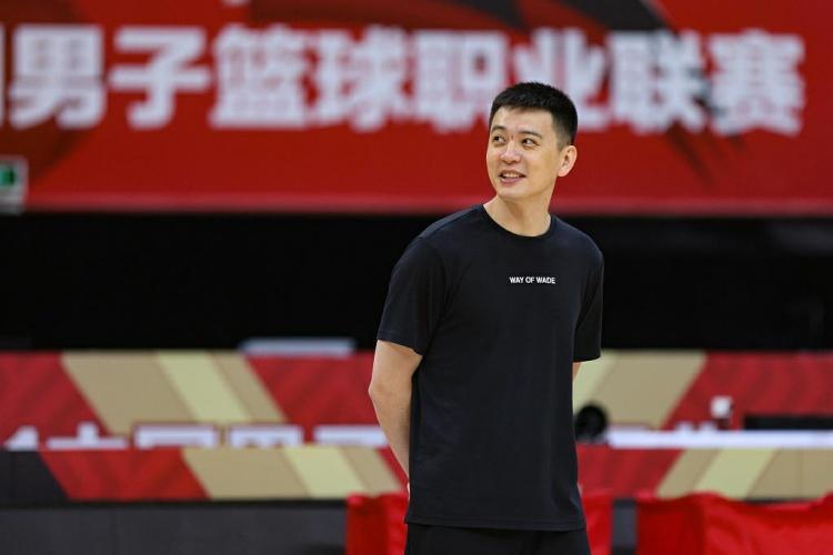 辽媒:辽篮总经理刘子庆和主帅杨鸣下周一前往美国考察外援
