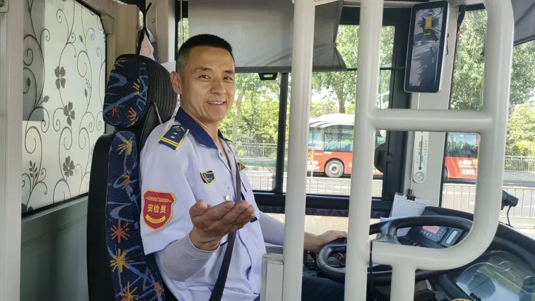 公交司机秒变 "灭火侠" 长春 g233 路公交驾驶员扑灭私家车火情