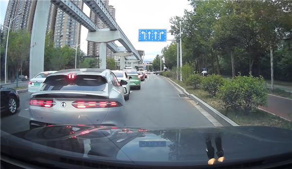 tengshi Z9GT让位于尾巴的水平摇摆，汽车后面的驾