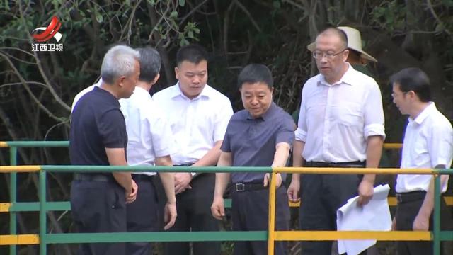 叶建春（中）在会昌县调研督导。截图来源：江西新闻联播