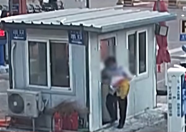 “尤其是欺诈官员，”梅图恩通知一名因利润而