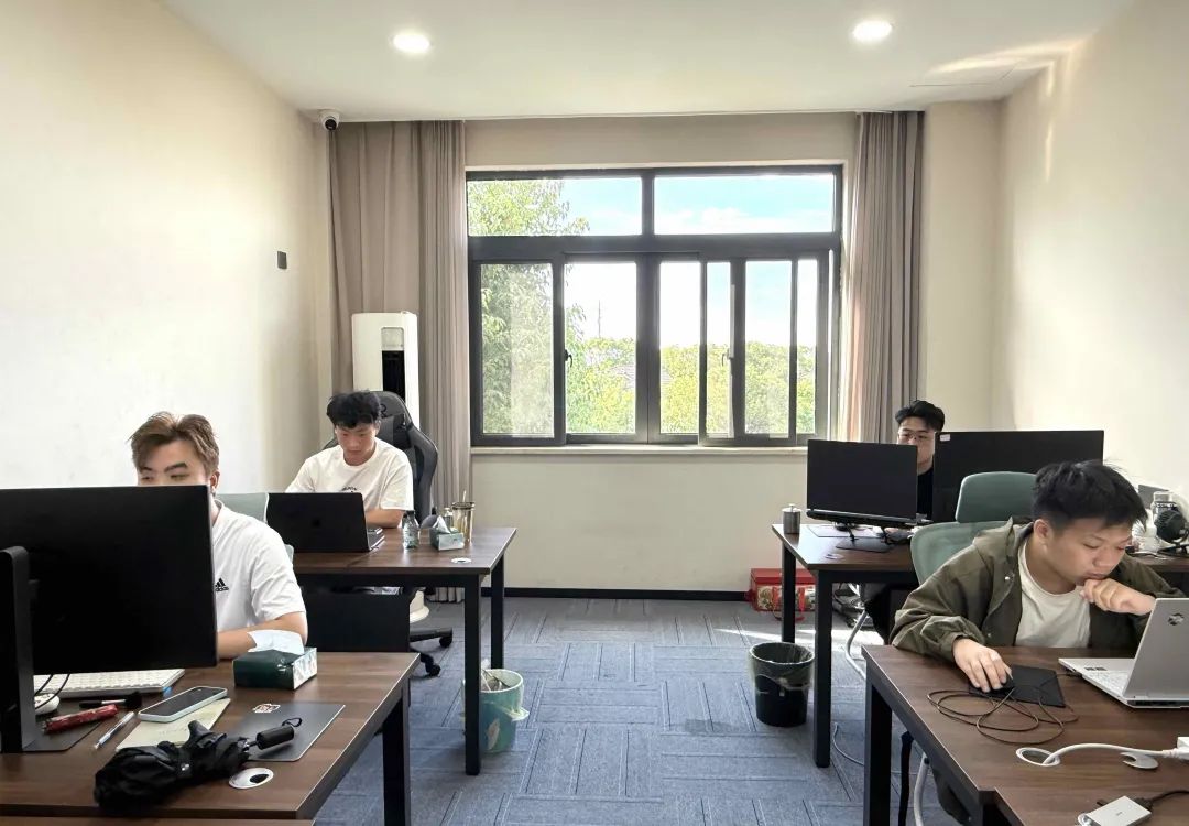 点点易付技术人员的办公场景。