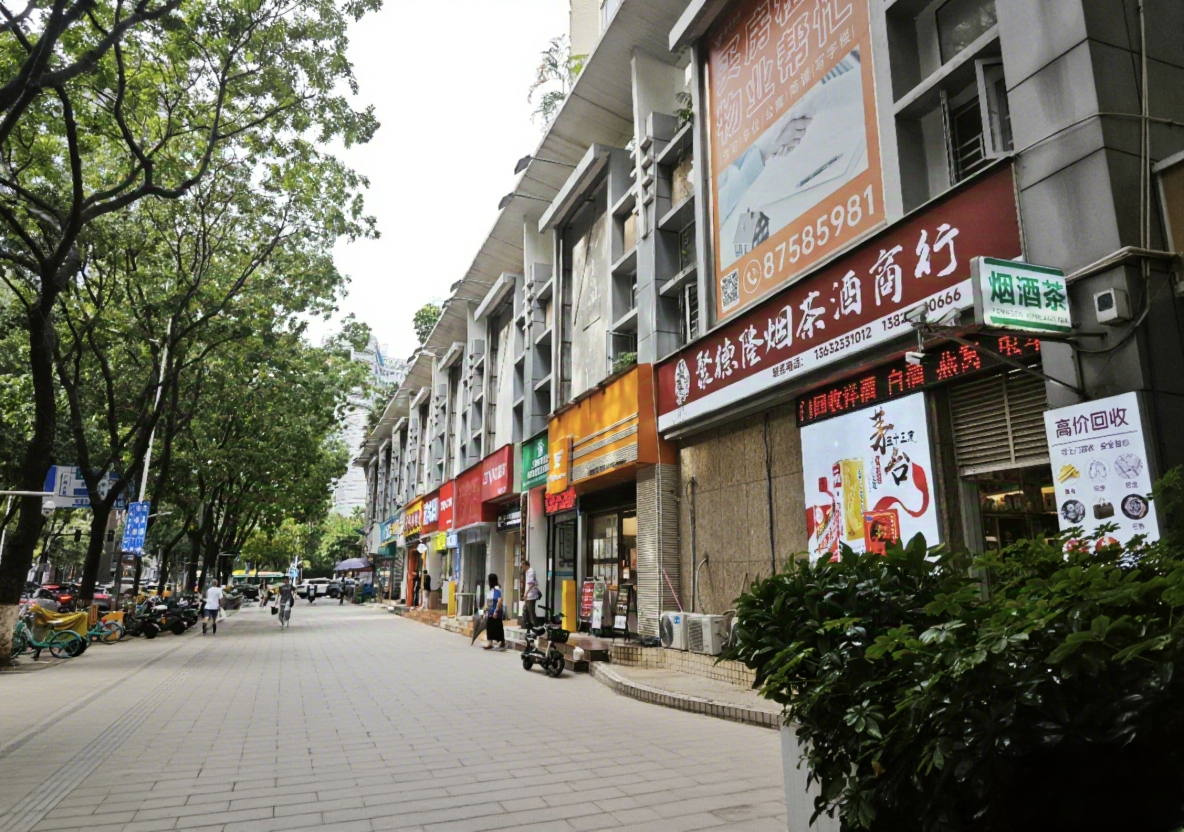 驻扎在社区街边的烟酒店，图源：时代财经摄