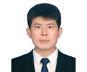 LV Jie出生于1980年代，曾