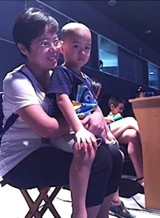 认真聆听讲座的5岁小男孩和妈妈