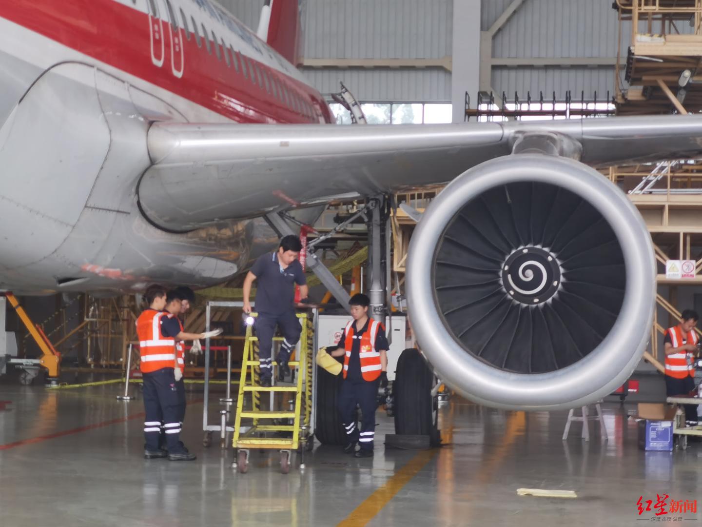 ▲飞机维修师们正在检修飞机