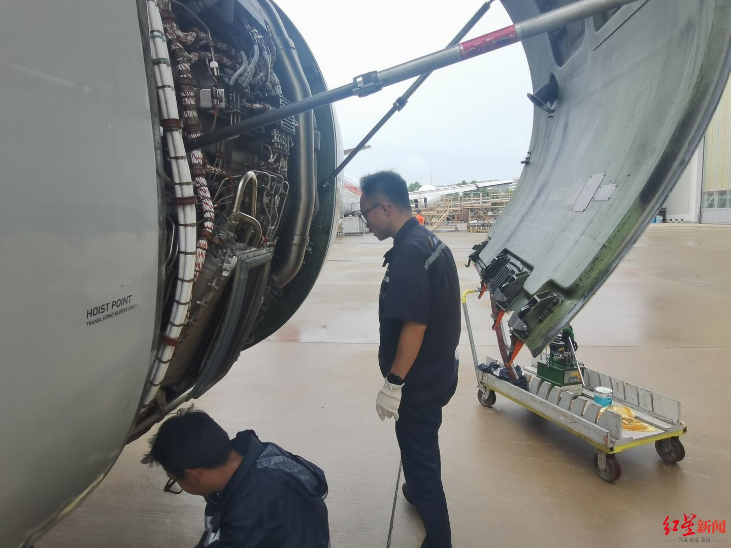 ▲徐梓涵（站者）正在检修发动机内部