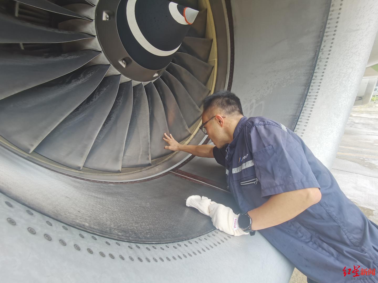 ▲徐梓涵正在检修发动机叶片