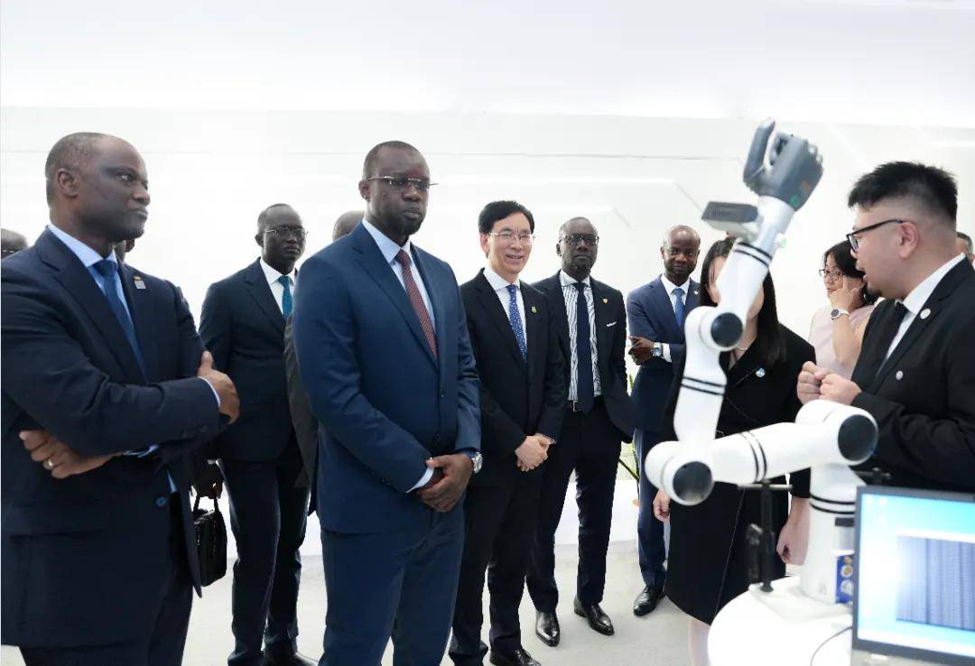 塞内加尔总理松科一行参访强脑科技
