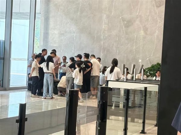 自4月份以来，几位罗马高管被指控离开该组织，