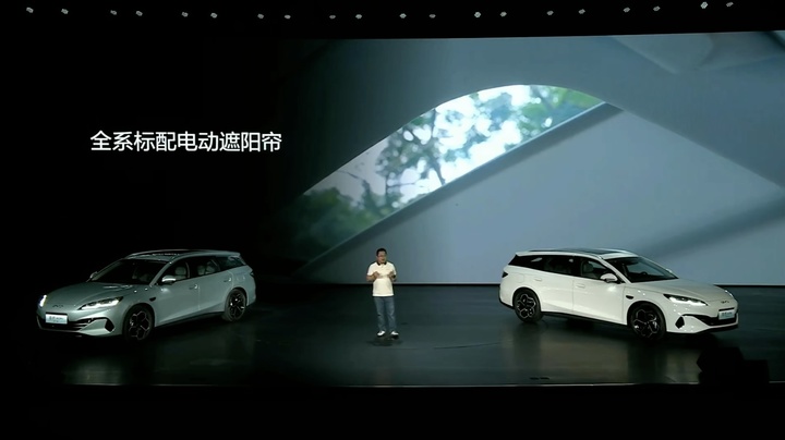 ▲标配大天窗和遮阳帘