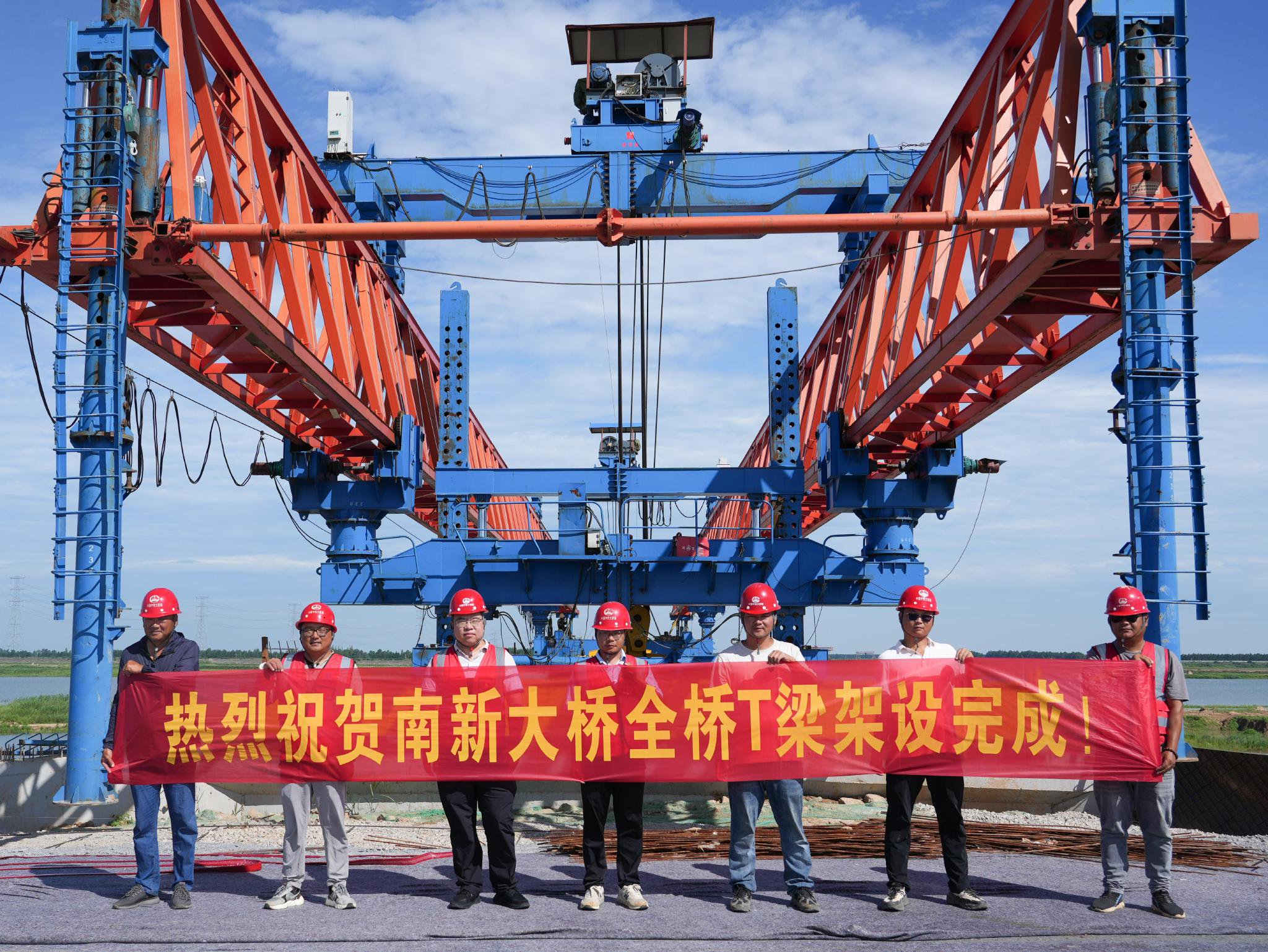 阿坝州红旗桥垮塌引发未解之问：结构是不是合理？桥梁选址能否避开山体滑坡易发处？