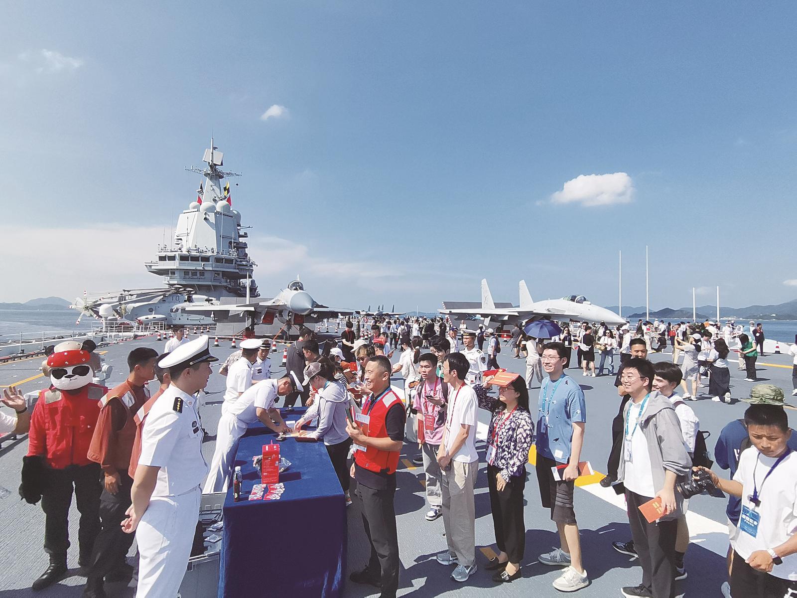 登上山东舰 昂扬家国情