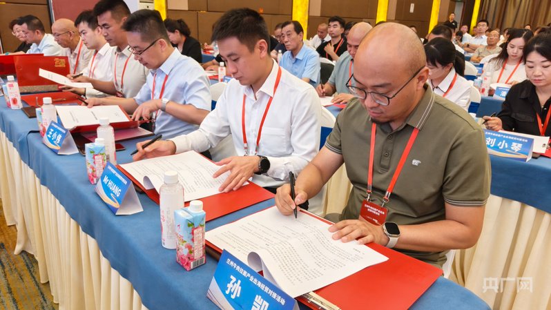 　　签约现场（央广网见习记者 寇刚 摄）