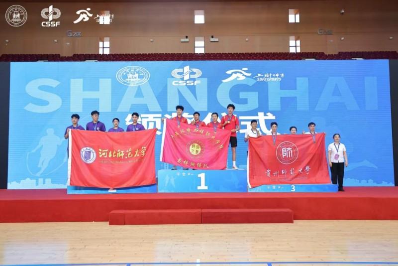 ↑西北大学、仲裁委员刘利（右一）为运动员颁奖并合影