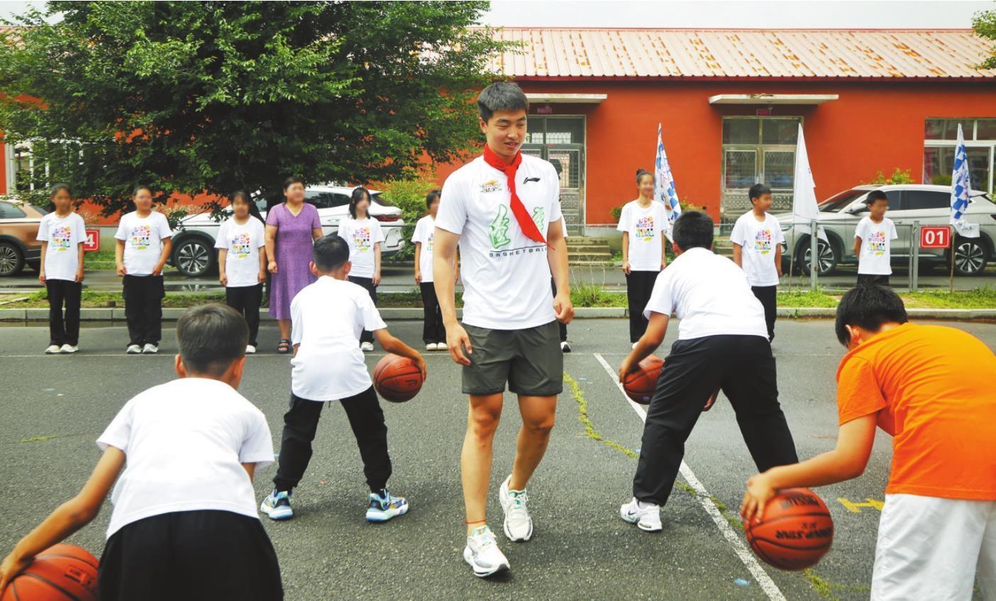 辽篮球员进行现场指导。 省体彩供图