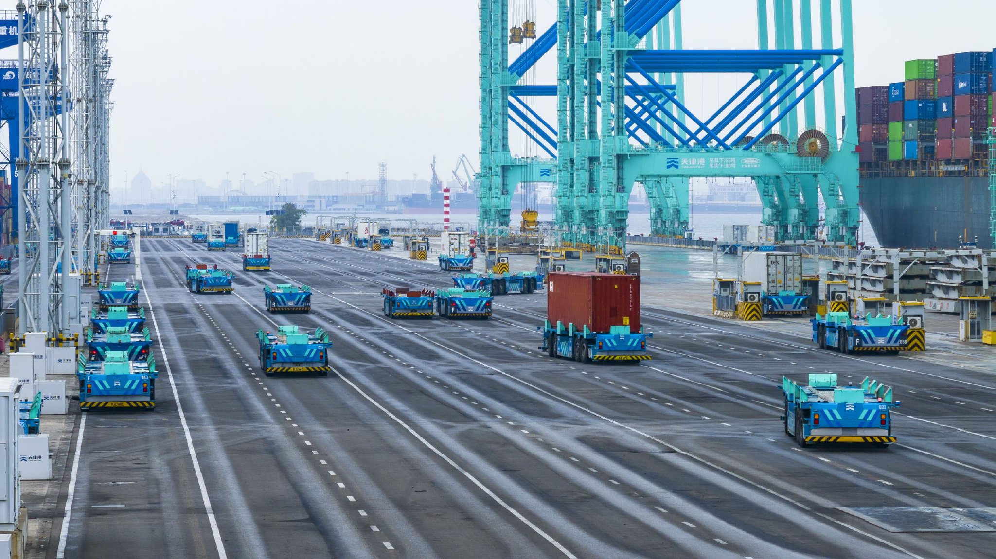图为智能水平运输机器人行驶在天津港第二集装箱码头（无人机照片）。新华社记者　赵子硕　摄