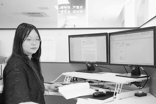 年轻人负责墨水和写作