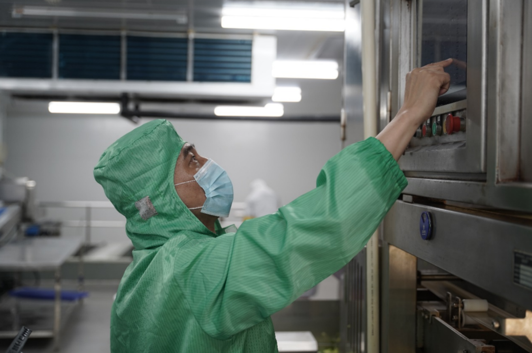 ▲ 姜方俊在生产车间检查机器运作状态。胡弘彪|摄