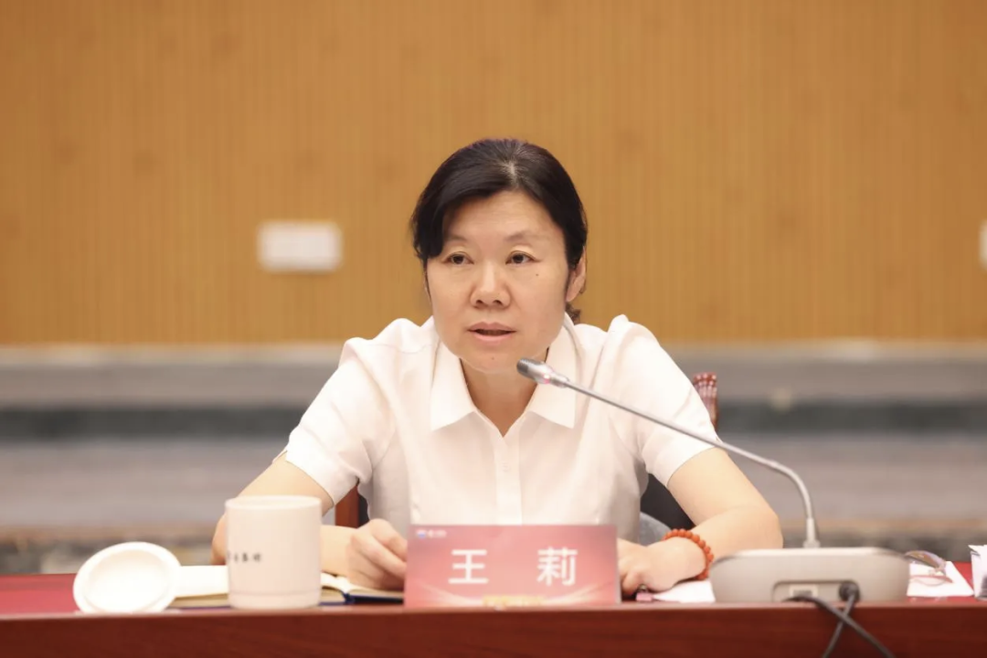 茅台集团党委副书记,总经理王莉主持会议,并围绕"赶,转,改"对贯彻落实