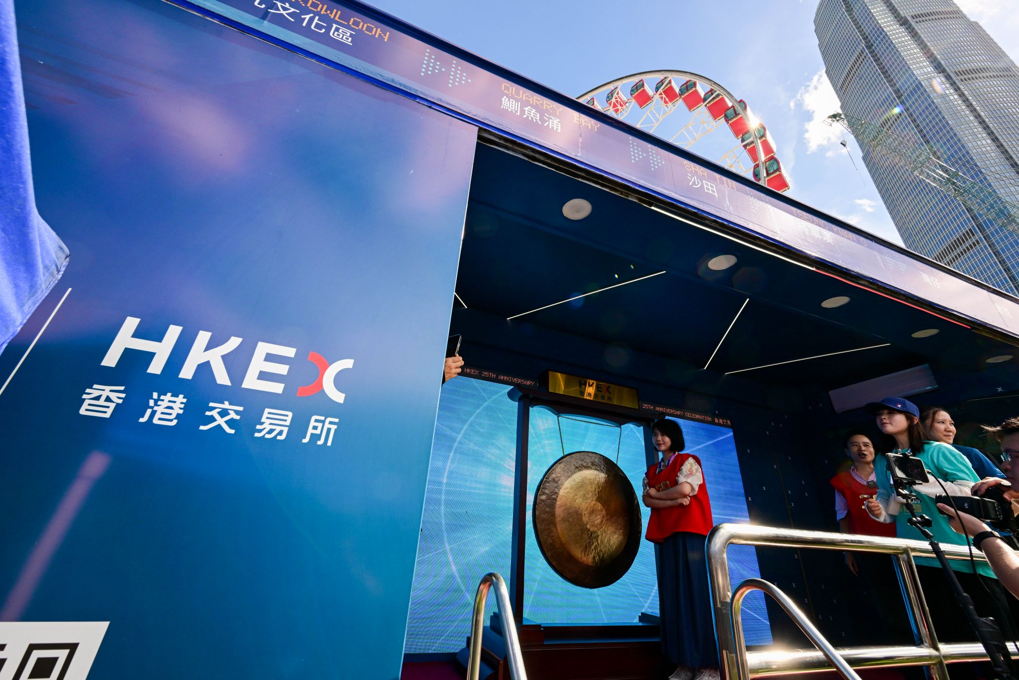 记者手记：一面金锣折射香港新股市场热潮