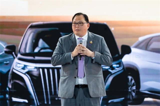 泰国工业园区管理局局长苏梅·唐普拉西发言