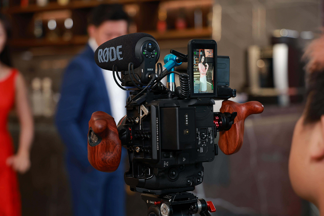 佳能EOS C80聚焦短剧现场真实需求，其设计兼顾效率与适应性，适配高密度拍摄节奏