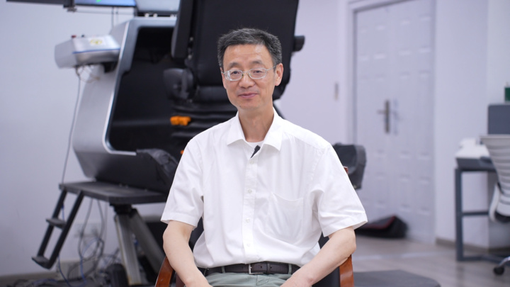 身处机器人研究所展厅的宋爱国 华苏杰/摄