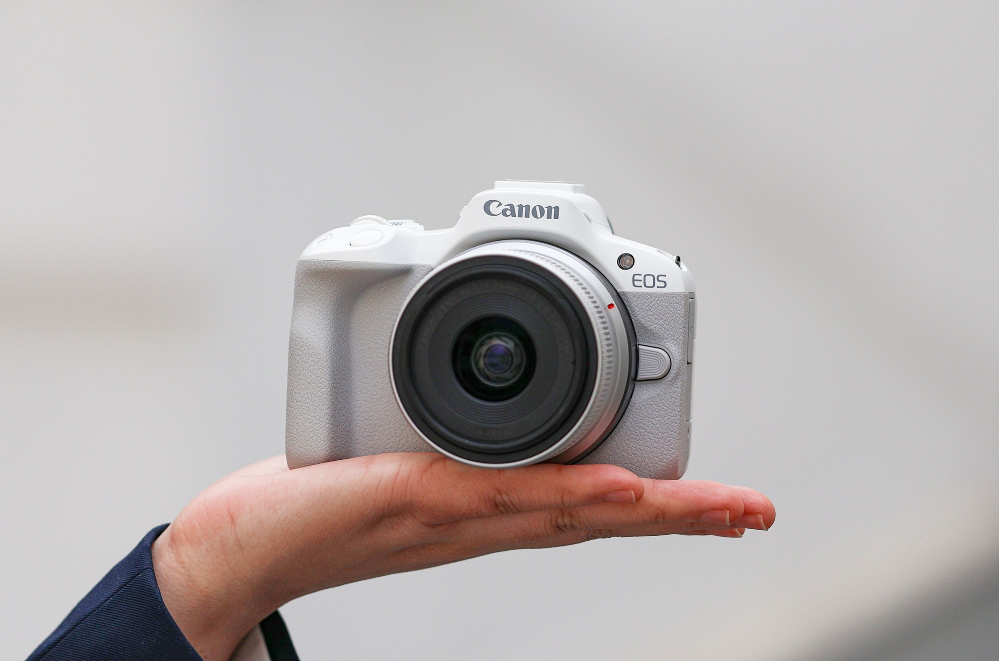 Canon EOS R5 Mark II 官方全画幅 RF 发布现场,作为未发布佳能 APS-C 堆栈式机型的系统参考