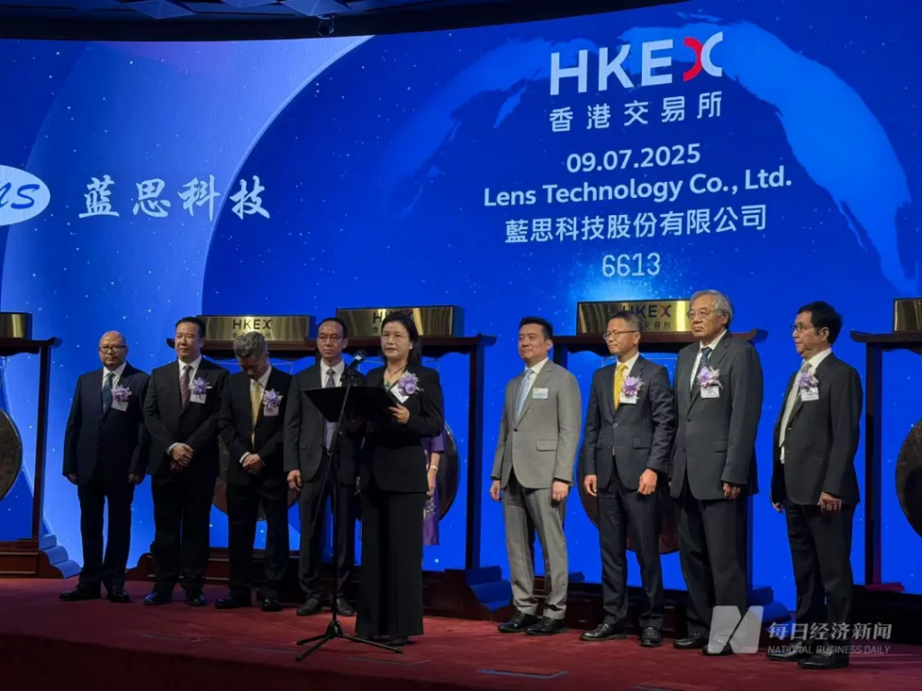 蓝思科技敲锣 图片来源:每经记者 黄婉银 摄