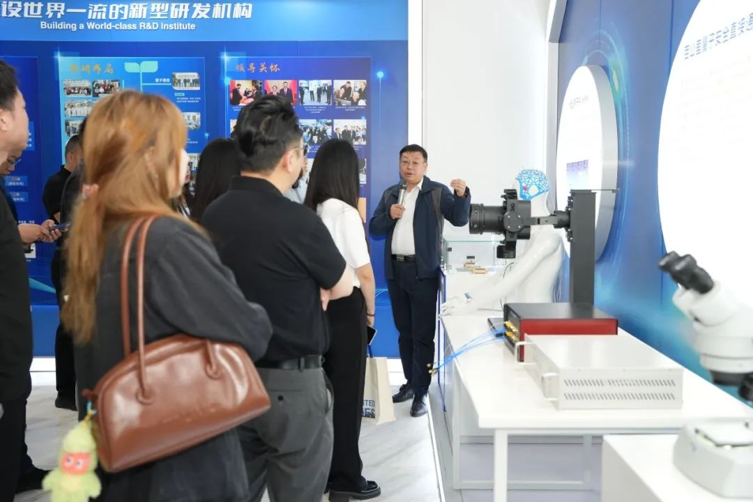 ▲参会人员走访参观