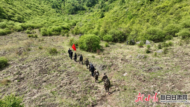 护林员在林区开展巡查。莲花山管护中心供图