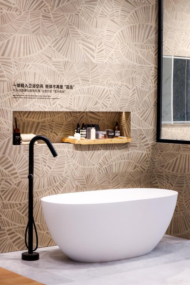 图为建博会现场Lamett乐迈石晶展位新品