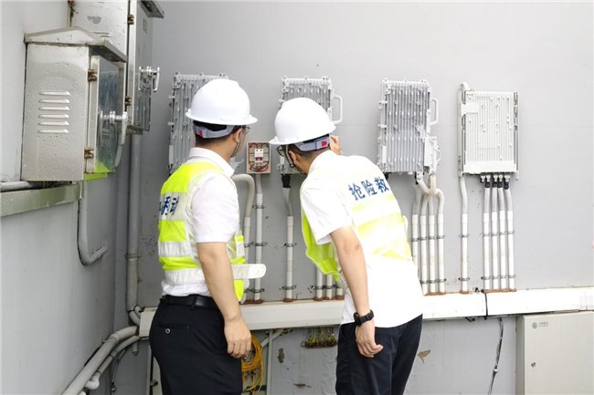 浙江移动温州分公司深入居民小区检查楼顶自建站天线和楼顶室分对打设备的抗风压能力及安全性,做好防汛专项加固