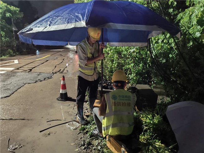 7月7日晚,温岭下郑村至埠头岸的光缆中断,温岭分公司紧急开展光缆抢修工作